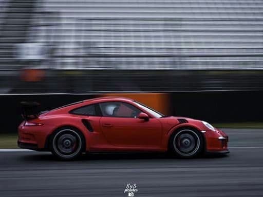 Voiture de sport photographiée en vitesse sur circuit