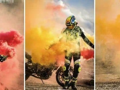 Stunt moto avec fumigènes de couleur